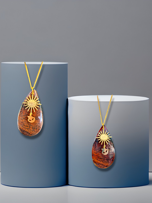 Agate necklace with gold embellishments